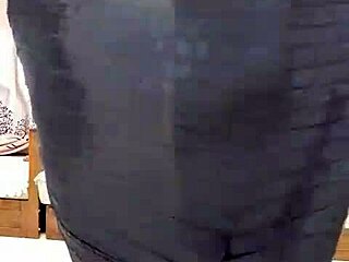 Oh man, I totally messed up translating that, but this mature milf is doing a sexy square dance at home like an old auntie tempting with her moves!