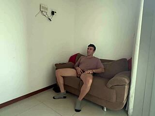 minha colega de quarto é uma porca e uma vagabunda louca por pau grande