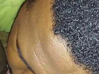 ¡le encanta lamer mi coño jugoso y probar cada gota!