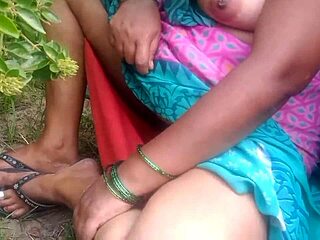 Indian beauty shows off her boobs in aunty video