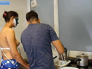 فتاة ديسي مستقلة تطلب جيجولو لخيالاتها بركوب زب كبير ولعق طيز سريع