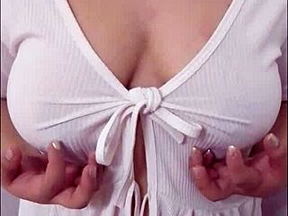 viral teacher naglakad ng walang bra sa public road at nilaro ang susu in a fun outdoor moment.