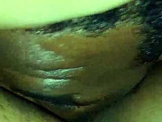 ¡le encanta lamer mi coño jugoso y probar cada gota!