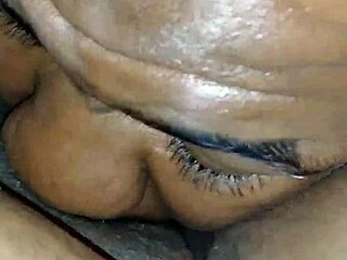 ¡le encanta lamer mi coño jugoso y probar cada gota!