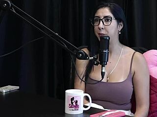 So this morena safada shows off her beautiful tits and pussy after saying she wanted sex but guys didn't approach and toasted to the haters with renatinha melo
