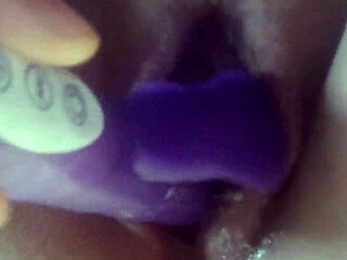 Morgendlicher Fick nach Creampie mit Dildo in nasser Pussy. Solo Toys Action in German Web Chat.