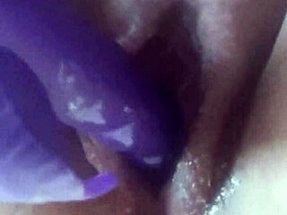 Morgendlicher Fick nach Creampie mit Dildo in nasser Pussy. Solo Toys Action in German Web Chat.