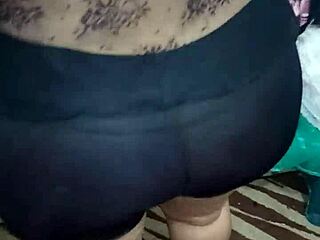 I spot this mature lady with a big ass in shiny spandex