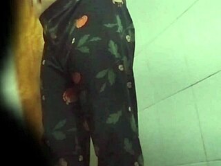 espiando a mi madrastra depilandose el coño