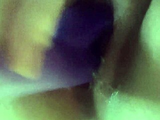 Morgendlicher Fick nach Creampie mit Dildo in nasser Pussy. Solo Toys Action in German Web Chat.