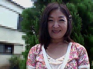 Small Cock Guy Deeply Satisfies Eager Horny Asian Mature with Passionate Creampie Emotions.