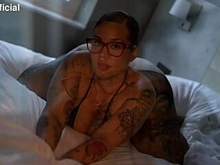 Santana Red Shakes Her Juicy Big Ass