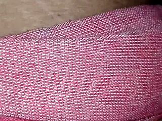 เฮ้ย หีครีมมี่ป้าตัวนี้ไม่ร้องขอให้โดนเย็ดด็อกกี้แตกในลึกๆ จากด้านหลังเหรอ?