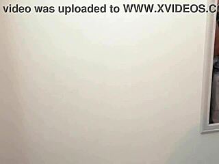 sentando na cara... velho fode safada bem na frente do corno dele