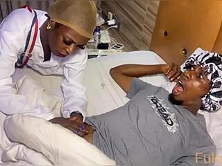 كس حلو أسود صغير 18+ يركب زب أسود كبير مع تناقض جسمها الضيق