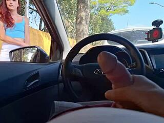 Punheta arriscada para safada na rua que estava no ponto de ônibus com redhead flashing!