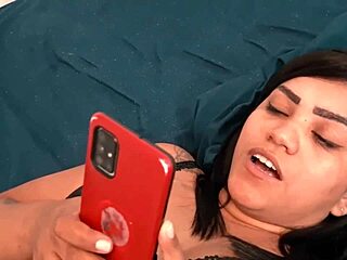 sentando na cara... velho fode safada bem na frente do corno dele