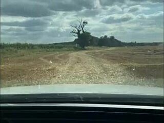 Blondýnka blondbunny8 masturbuje na veřejnosti v autě s velkou klitoridou venku.