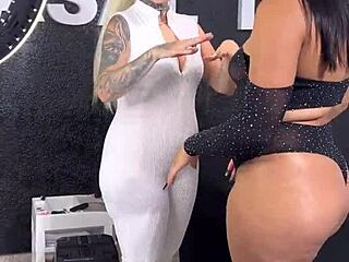 tattoo artist licks client ass till she squirts on machine 😩💦