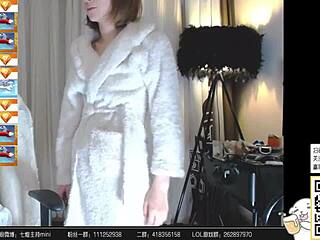 Join Guo Mini for Chinese web chat fun 📱😊