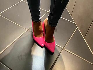 Mijada desesperada no jeans vira molhada no cu e fome de boquete guloso?