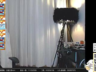 Join Guo Mini for Chinese web chat fun 📱😊