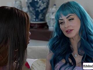 Bébé blanche frotte sa chatte sur le visage de sa pote ebony en tribbing lesbien chaud