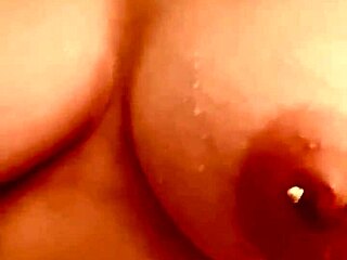 Oh cazzo vengo in doccia col dildo strizzandomi le tette grandi!