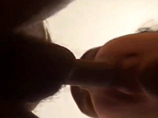 mama cachorra chupando com vontade na cama