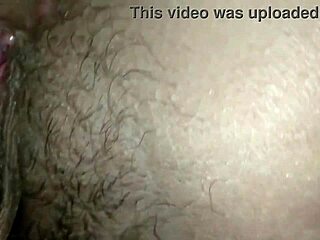 Han sprider rakad milf fitta slickar klitoris hårt tills hon sprutar i creampie