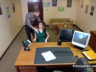 Fotbollsmilf mamma i lingeri spionerar på kontoret och suger kuk