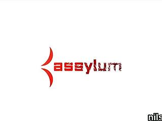 Dulce flirtatoare se internează la azilul de cururi pentru tratament anal extrem