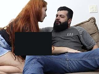 Meia-irmã dá cuzinho pro marido corna assistindo tesão total!