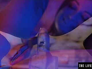 Gadis Kecil Berambut Perang 18+ Kongkek Lubang Tahap Ketat dengan Dildo Ais Besar Dekat