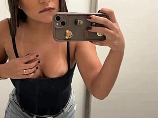 Dita in bagno pubblico rischioso fanno esplodere figa succosa