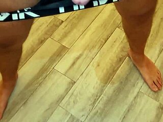 Smal tatuerad euro runkar enorm kuk och stönar när hon sprutar