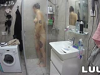 Intímne holenie v sprche Alice odhalené na reality kame