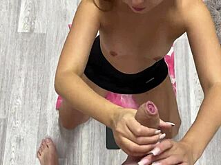 Hei sayang, jilat bola-bolaku trus hisap dalam kontol ku yang berdenyut