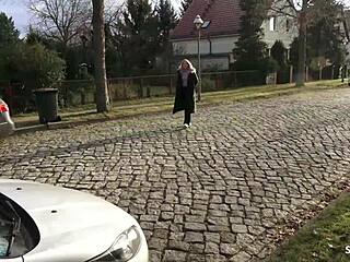 Deutsche 18+ Teen betrügt beim ersten Date mit riskantem Autodoggystyle-Creampie