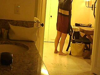 กล้องแอบถ่าย MILF เมียแก่ไม่รู้ตัวตอนอาบน้ำ