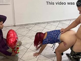 llegué y pillé a mi mujer con el vecino... qué polla enorme!