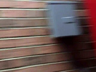 Cam cachée chope deux mamans au shopping avec regards coquins