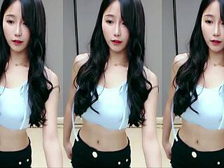 This cute Chinese girl dances sexy in her phờ lo ri a