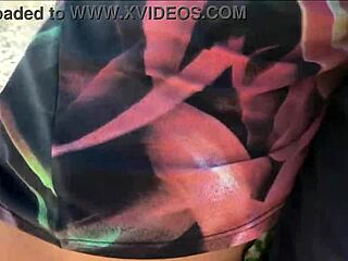 МИЛФ подкралась и дрочит мой хуй публично — чуешь пульс?