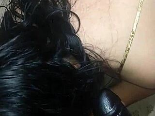 doble mamada con mi latina tetona chupando mi verga enorme en el bedroom