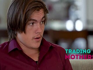 Belle-mère Jenna Noelle et Athena apprennent tabou du psy en 4some