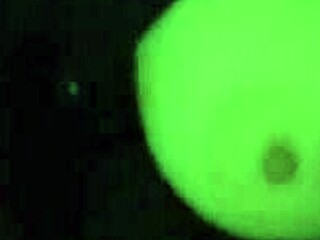 Итальянская милфа Артемизия сверкает огромными титьками за рулём в охоте