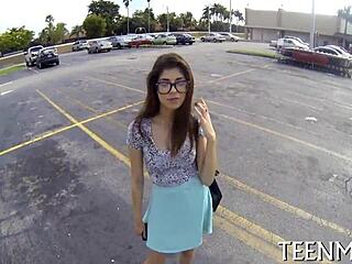 Ava Taylor de geldgeile Paperstreet tiener 18+ neemt alles