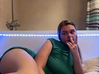 Pelajar seksi 18+ jari pepek gemuk klimaks bilik air tetek besar semula jadi melantun liar