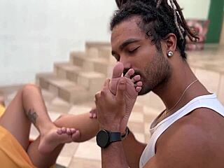 Boyfriend Fucks Girlfriend's Feet Till Cumshot